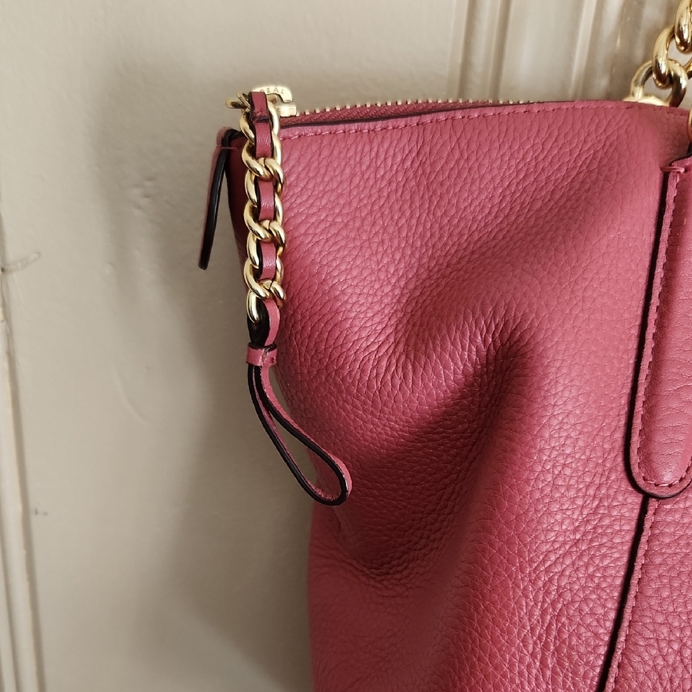 🖤Coach 1941 Dark Pink Leather Chain Tote with Gold Accents And Metal Hang Tag - Picture 4 of 13